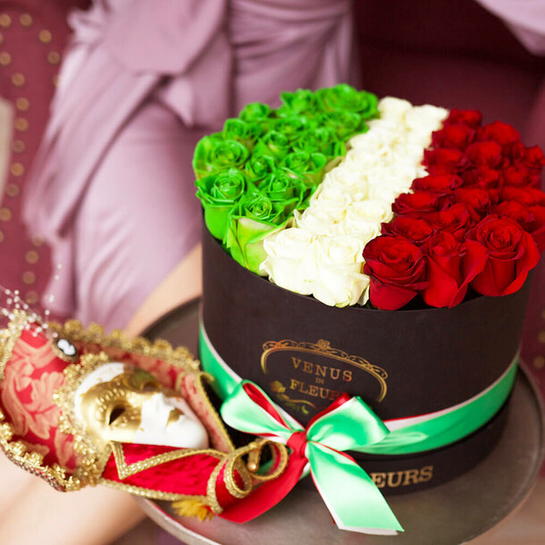 Розы в коробке "флаг италии", артикул F1131090 - 13890 рублей, доставка по городу. Flawery - доставка цветов