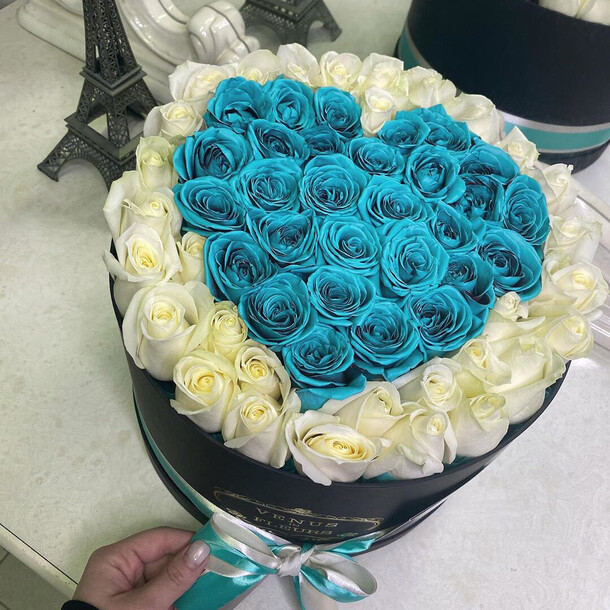 Белые розы с сердцем "tiffany", артикул F1131100 - 13890 рублей, доставка по городу. Flawery - доставка цветов