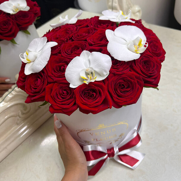 Букет "люкс" из роз и орхидей в коробке, артикул F1131137 - 10890 рублей, доставка по городу. Flawery - доставка цветов