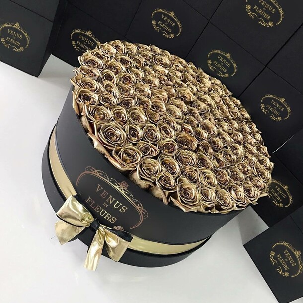 Золотые розы в коробке - 101 шт, артикул F1131159 - 23590 рублей, доставка по городу. Flawery - доставка цветов
