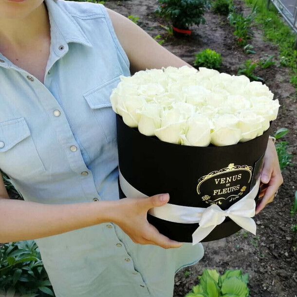 Белые розы в коробке - 51 шт, артикул F1131232 - 11790 рублей, доставка по городу. Flawery - доставка цветов