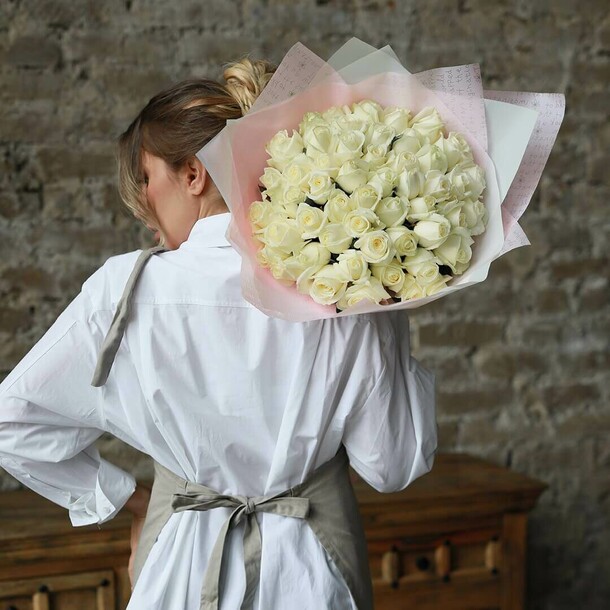 Букет белых роз - 51 шт, артикул F1131338 - 11790 рублей, доставка по городу. Flawery - доставка цветов