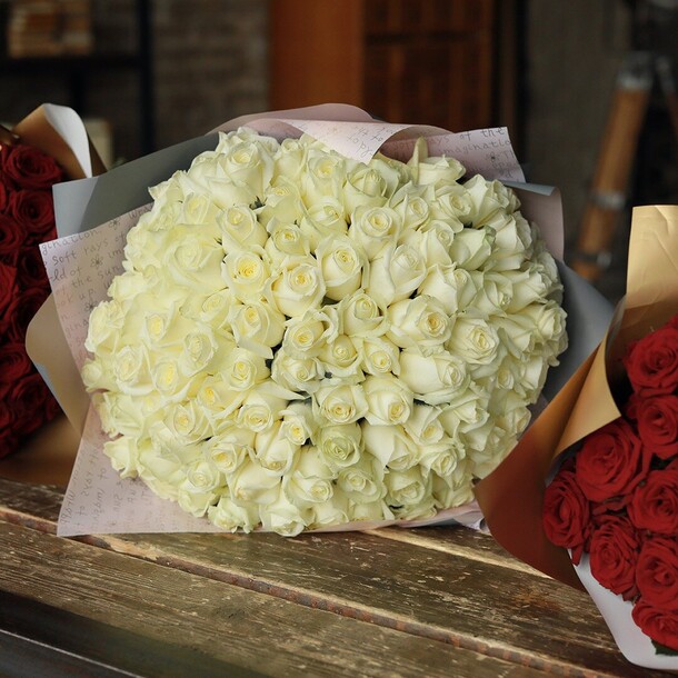 Букет белых роз - 101 шт, артикул F1131340 - 20690 рублей, доставка по городу. Flawery - доставка цветов