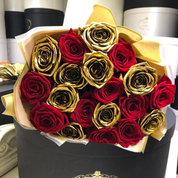 Букет из красных и золотых роз "chess" - 19 шт, артикул F1131345 - 8990 рублей, доставка по городу. Flawery - доставка цветов