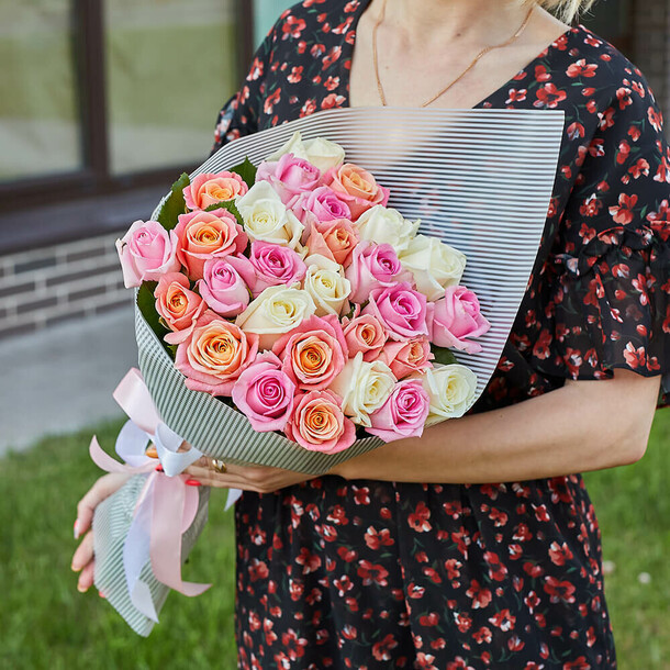 25 нежных роз в букете, артикул F1131374 - 7690 рублей, доставка по городу. Flawery - доставка цветов