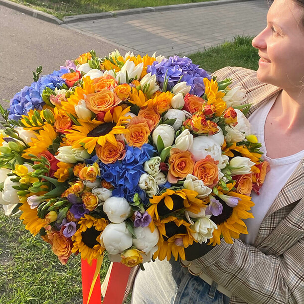 Микс с подсолнухами "кусочек солнца", артикул F1131450 - 50090 рублей, доставка по городу. Flawery - доставка цветов