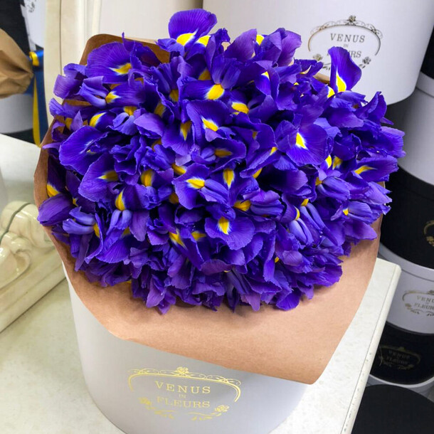 51 синий ирис в букете, артикул F1131781 - 12390 рублей, доставка по городу. Flawery - доставка цветов
