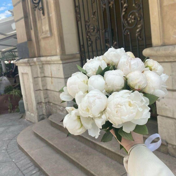 15 белых пионов, артикул F1131902 - 18890 рублей, доставка по городу. Flawery - доставка цветов