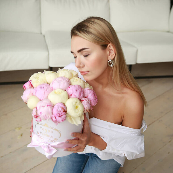 Пионы в коробке "softness", артикул F1131906 - 23590 рублей, доставка по городу. Flawery - доставка цветов