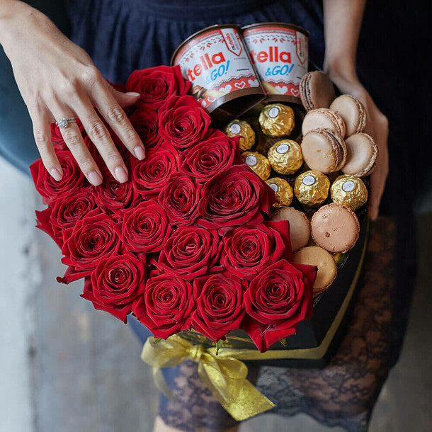 Красные розы с пирожными "макаронс", артикул F1131987 - 12590 рублей, доставка по городу. Flawery - доставка цветов