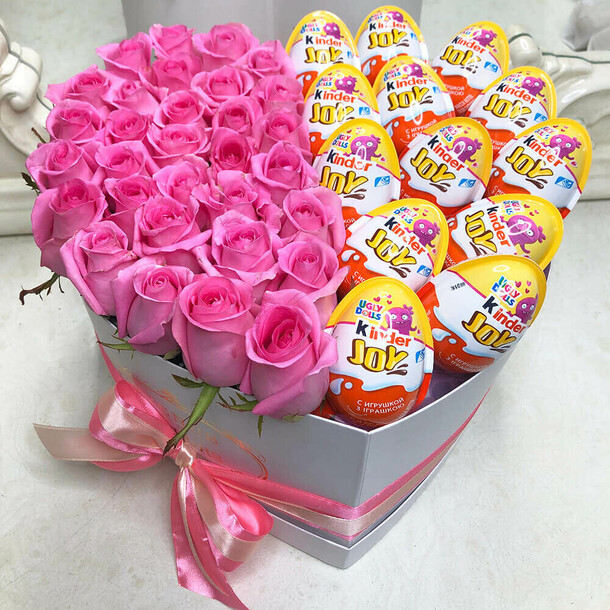 Розовые розы с киндерами, артикул F1131990 - 14490 рублей, доставка по городу. Flawery - доставка цветов