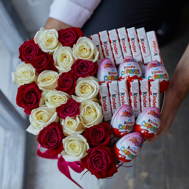 Малиновые розы с киндерами, артикул F1131997 - 10490 рублей, доставка по городу. Flawery - доставка цветов