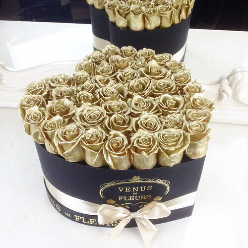 Золотые розы в коробке в форме сердца, артикул F1132027 - 13890 рублей, доставка по городу. Flawery - доставка цветов