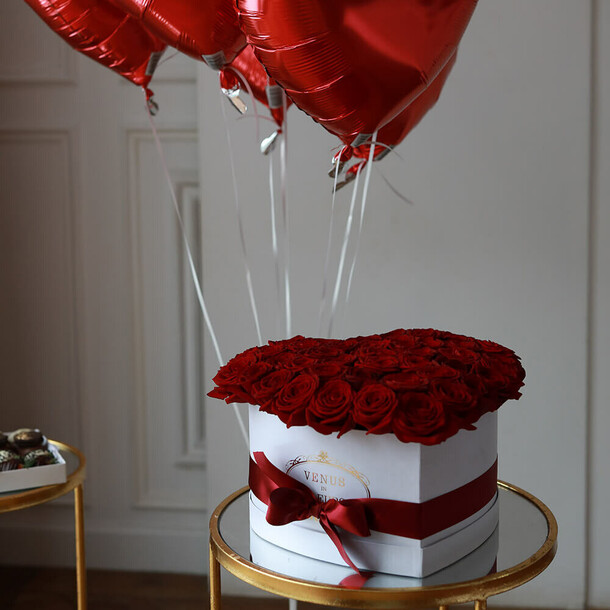 Красные розы в коробке сердце, артикул F1132036 - 11790 рублей, доставка по городу. Flawery - доставка цветов