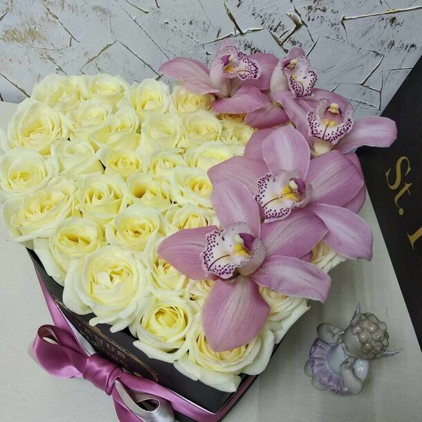 Белые розы с орхидеей - сердце, артикул F1132039 - 13690 рублей, доставка по городу. Flawery - доставка цветов