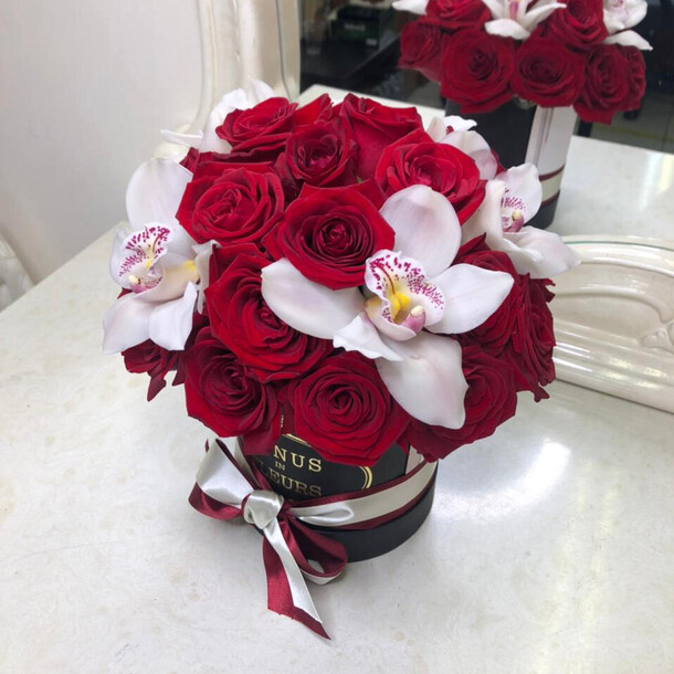 25 красных роз с орхидеей - шаром, артикул F1133030 - 8190 рублей, доставка по городу. Flawery - доставка цветов