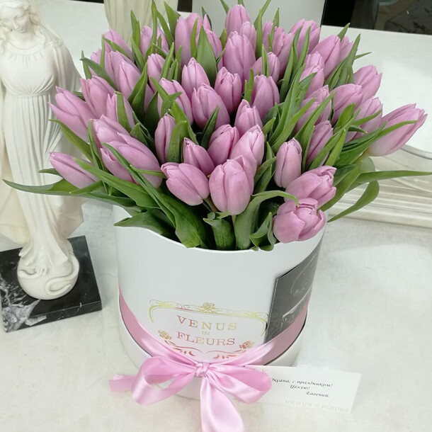 51 нежно-розовый тюльпан в коробке, артикул F1133033 - 12190 рублей, доставка по городу. Flawery - доставка цветов