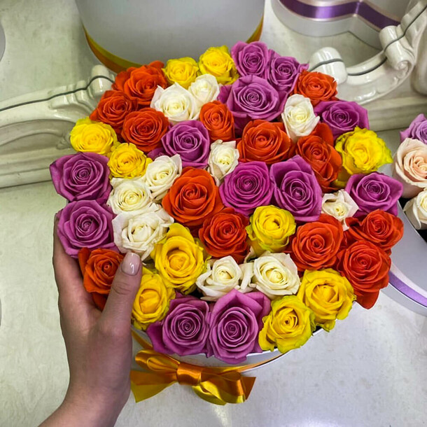 51 роза - весенний микс, артикул F1133034 - 13090 рублей, доставка по городу. Flawery - доставка цветов