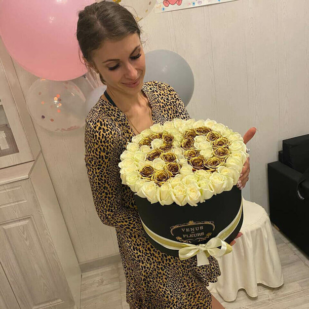 Белые розы с датой "gold date", артикул F1133043 - 13890 рублей, доставка по городу. Flawery - доставка цветов