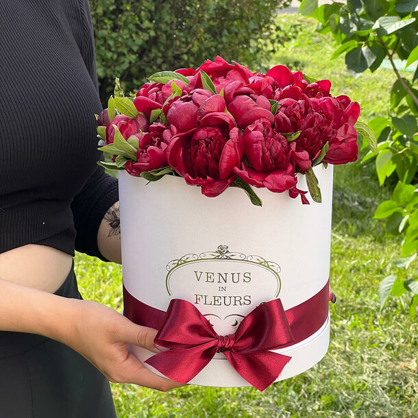 Бордовые пионы в коробке, артикул F1133044 - 23590 рублей, доставка по городу. Flawery - доставка цветов