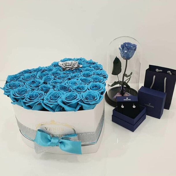 Голубые розы в коробке "лазурная стрела амура", артикул F1133056 - 13890 рублей, доставка по городу. Flawery - доставка цветов