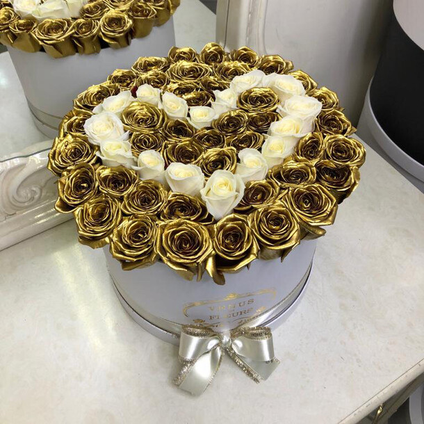 Золотые розы с белым сердцем, артикул F1133058 - 13890 рублей, доставка по городу. Flawery - доставка цветов