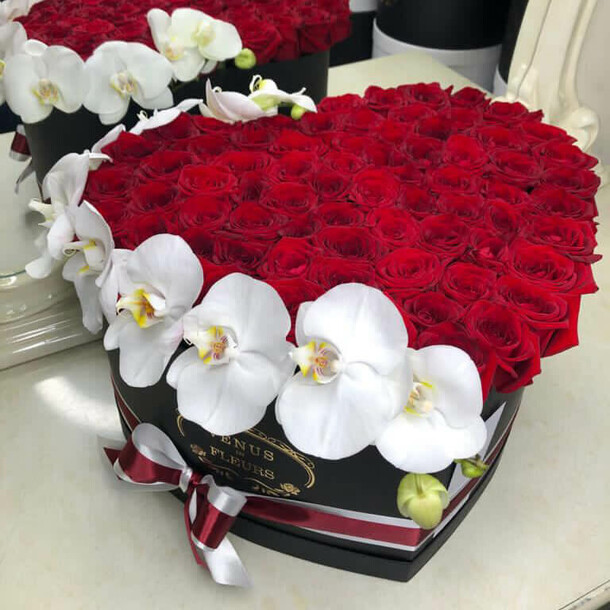 Красные розы с орхидеями "luxury flowers", артикул F1133070 - 29590 рублей, доставка по городу. Flawery - доставка цветов