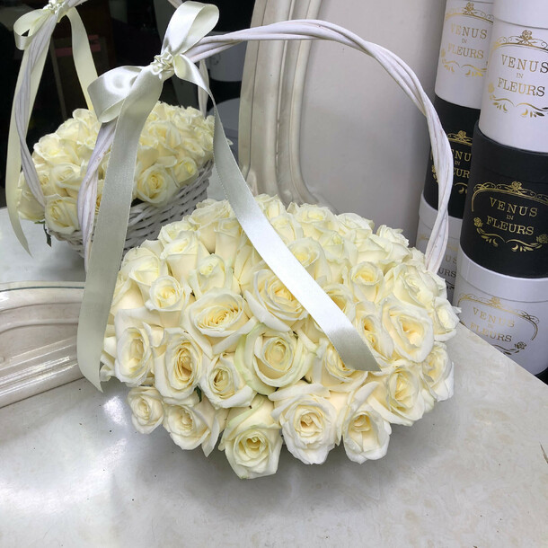 Белые розы в корзине, артикул F1133291 - 11790 рублей, доставка по городу. Flawery - доставка цветов