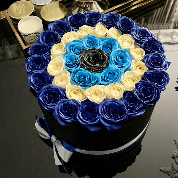 Синяя спираль с белыми розами, артикул F1133331 - 13890 рублей, доставка по городу. Flawery - доставка цветов