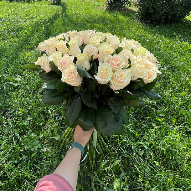 Букет кремовых роз, артикул F1133354 - 12990 рублей, доставка по городу. Flawery - доставка цветов