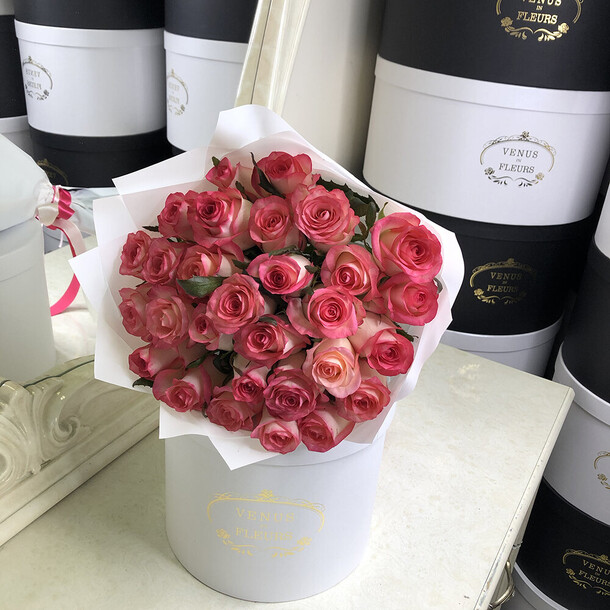 Букет роз "джумилия" - 29 шт, артикул F1133359 - 7890 рублей, доставка по городу. Flawery - доставка цветов
