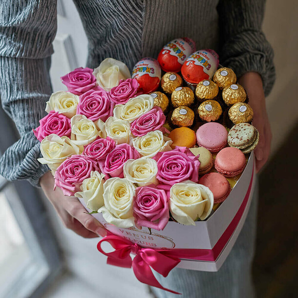 Бело-розовые розы с макаронс, артикул F1133361 - 12690 рублей, доставка по городу. Flawery - доставка цветов