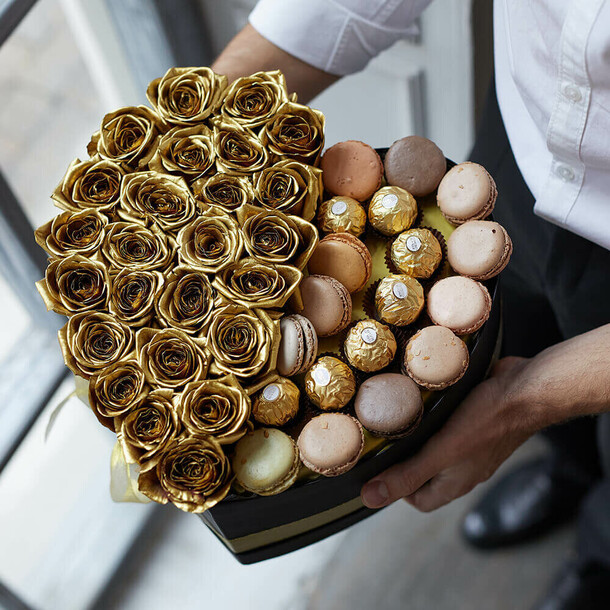 Золотые розы с макарунсами, артикул F1133364 - 14590 рублей, доставка по городу. Flawery - доставка цветов