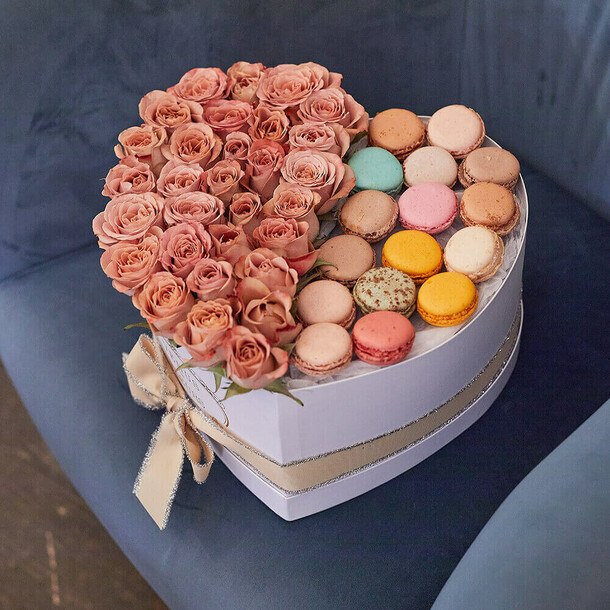 Кофейные розы с макаронсами, артикул F1133366 - 21690 рублей, доставка по городу. Flawery - доставка цветов