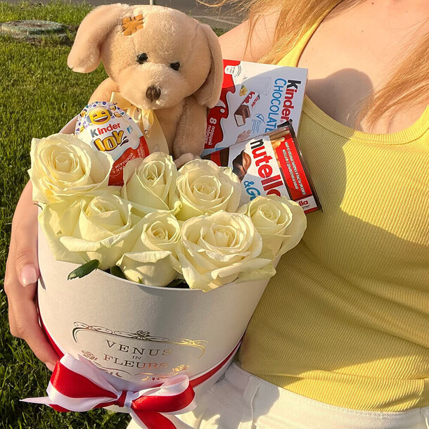 Сладкий комплимент с белыми розами, артикул F1133375 - 7290 рублей, доставка по городу. Flawery - доставка цветов