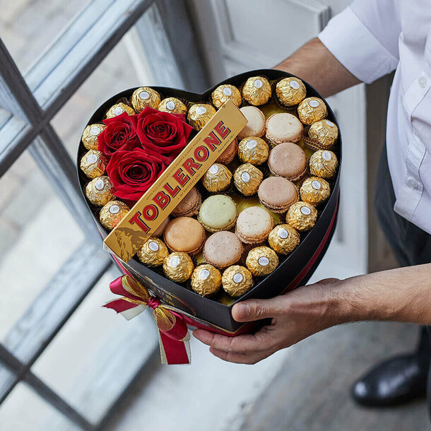 Сладости в коробке, артикул F1133379 - 13390 рублей, доставка по городу. Flawery - доставка цветов