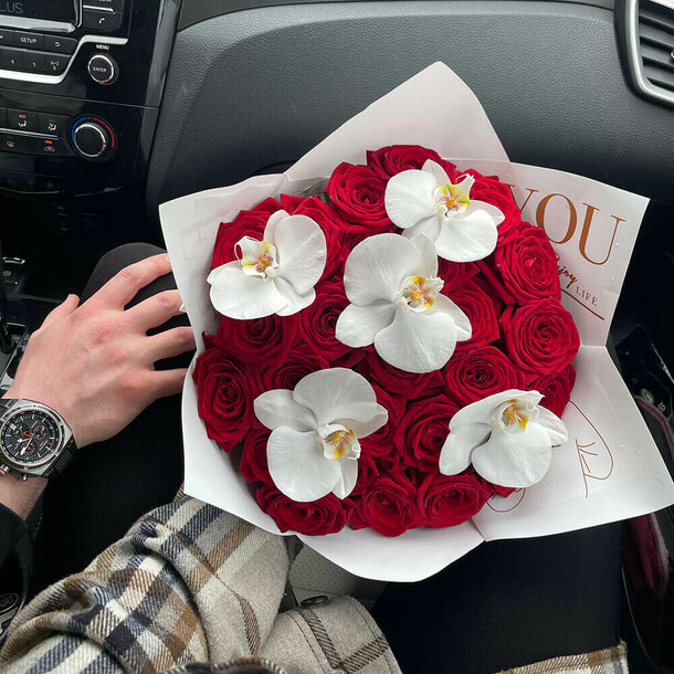 Букет "люкс" из роз и орхидей, артикул F1133381 - 10890 рублей, доставка по городу. Flawery - доставка цветов