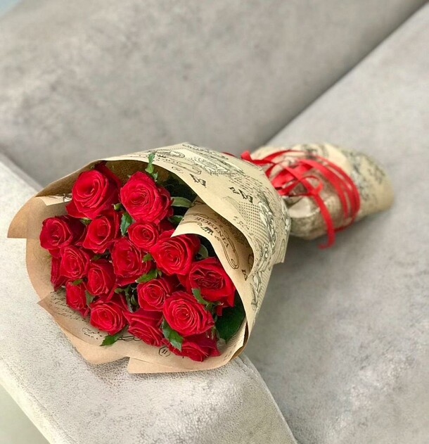 17 красных роз, артикул F1164079 - 4600 рублей, доставка по городу. Flawery - доставка цветов