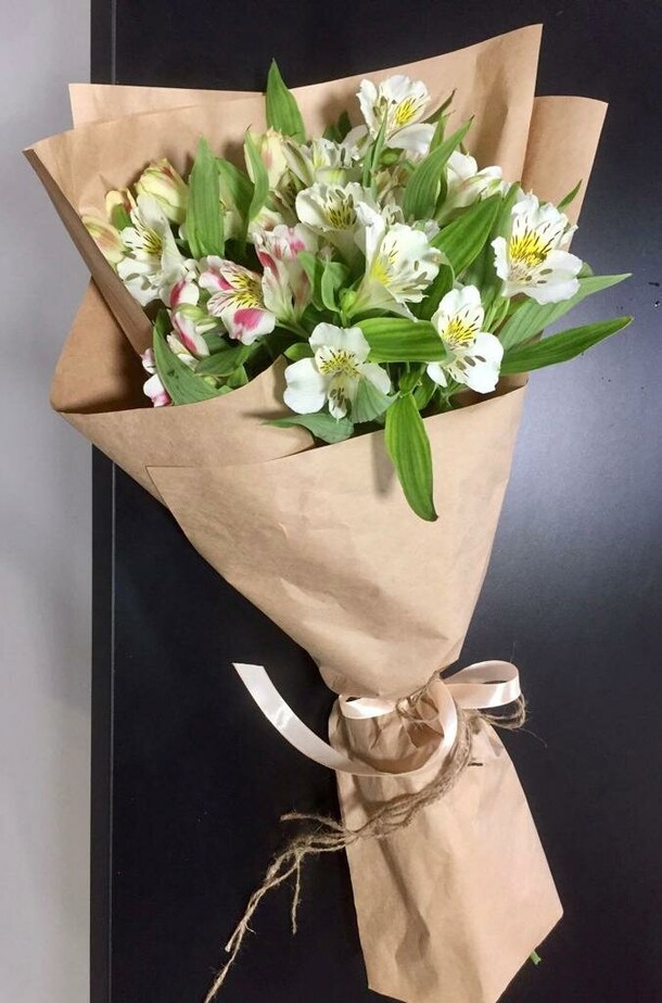 С альстромерией, артикул F1164080 - 1800 рублей, доставка по городу. Flawery - доставка цветов