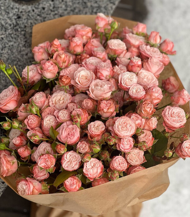 Букет из кустовых роз, артикул F1251549 - 17940 рублей, доставка по городу. Flawery - доставка цветов