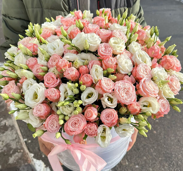 Коробка из роз и эустомы, артикул F1251754 - 24550 рублей, доставка по городу. Flawery - доставка цветов