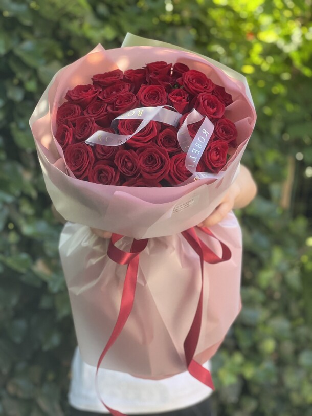 Букет красных роз, артикул F1286034 - 8190 рублей, доставка по городу. Flawery - доставка цветов