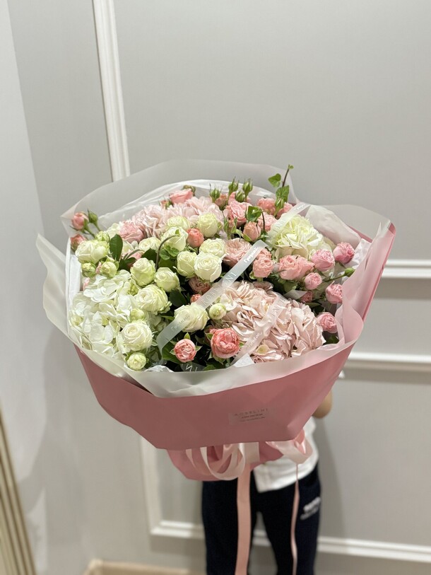 Роскошный букет, артикул F1329847 - 19500 рублей, доставка по городу. Flawery - доставка цветов