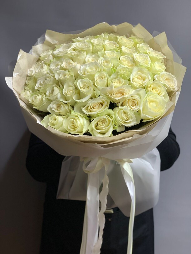 Букет из белых роз, артикул F1341750 - 12350 рублей, доставка по городу. Flawery - доставка цветов