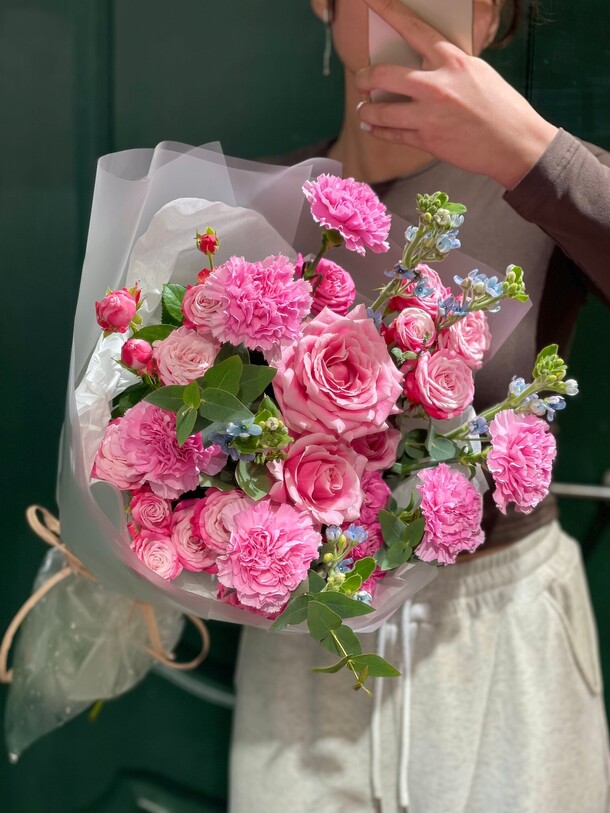 Авторский букет с розами и диантусами, артикул F1507413 - 6300 рублей, доставка по городу. Flawery - доставка цветов