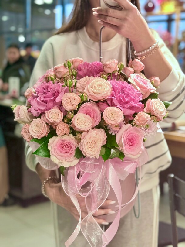 Композиция из кустовых роз, артикул F1507417 - 8900 рублей, доставка по городу. Flawery - доставка цветов