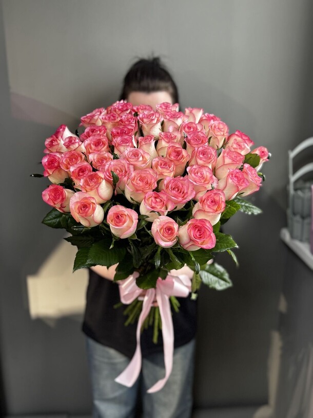 51 розовая роза, артикул F1521490 - 16990 рублей, доставка по городу. Flawery - доставка цветов