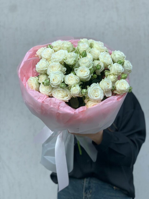 11 белых кустовых роз букет, артикул F1506213 - 5600 рублей, доставка по городу. Flawery - доставка цветов