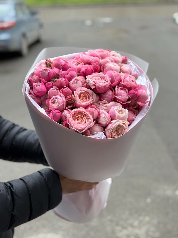 11 пионовидных кустовых роз, артикул F1506285 - 5600 рублей, доставка по городу. Flawery - доставка цветов