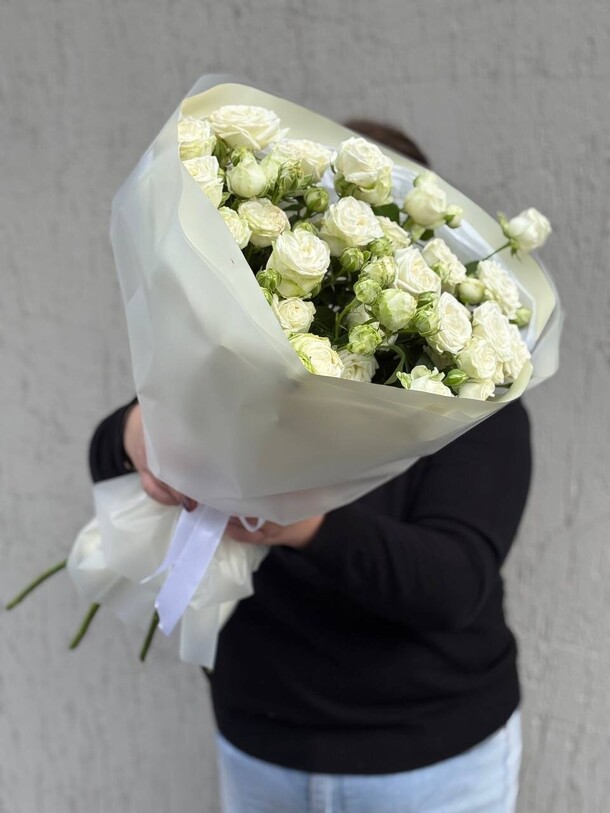 7 белых кустовых роз нежный букет, артикул F1506741 - 3800 рублей, доставка по городу. Flawery - доставка цветов